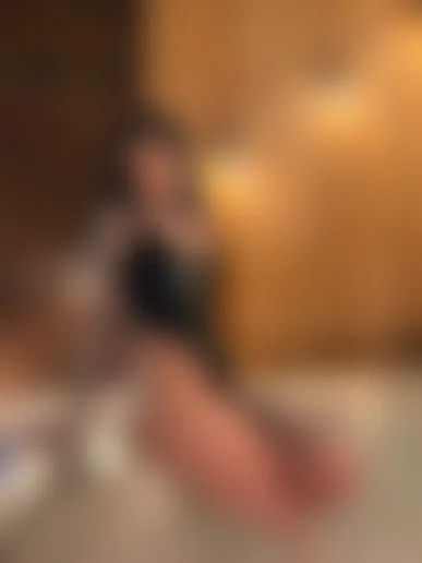 Blurred profile portrait of Queen Sasha